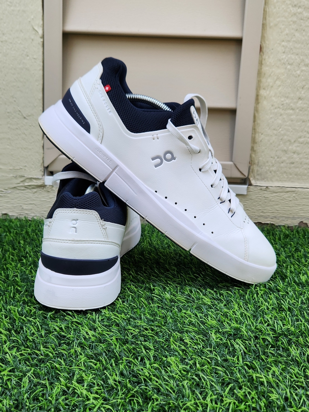 On The Roger Shoes Mens Size 11.5 White Tennis Lifestyle Sneakers Swiss Running